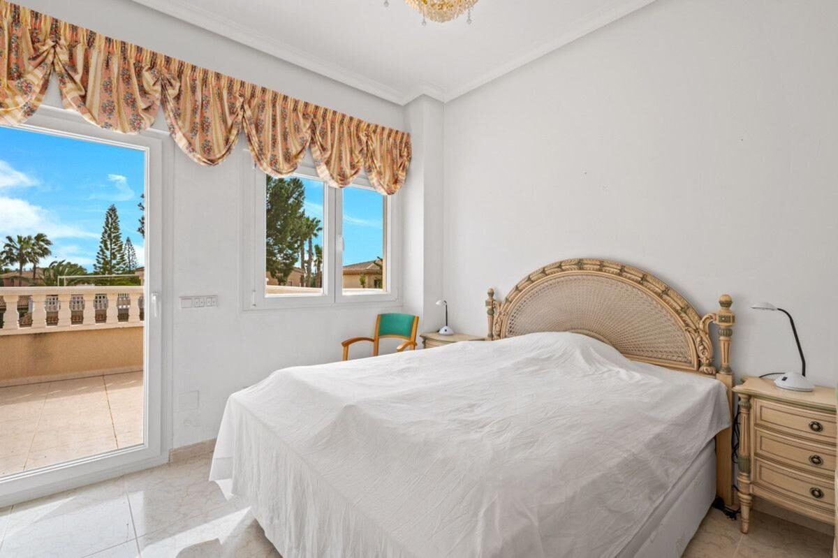 Вілла з 4 спальнями, 292м² в Рохалес, Іспанія [ID: 0152-617527]