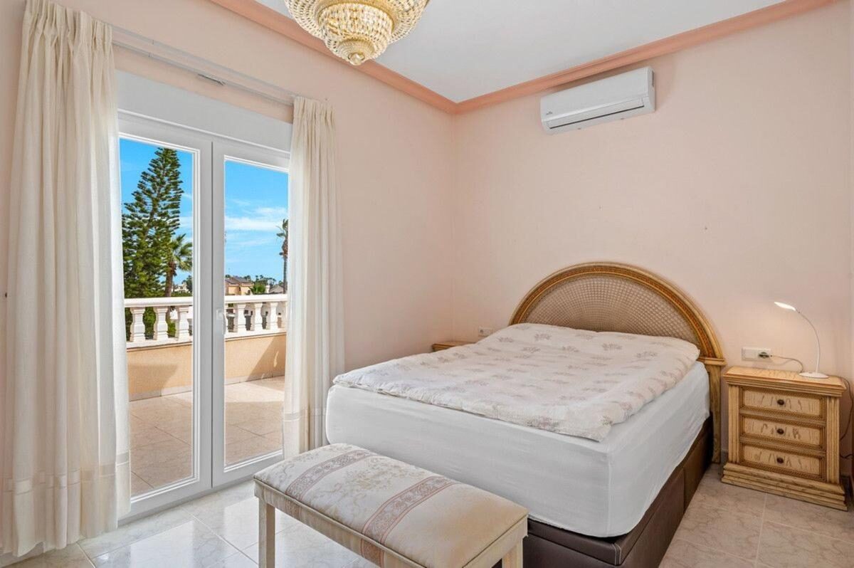 Вілла з 4 спальнями, 292м² в Рохалес, Іспанія [ID: 0152-617527]