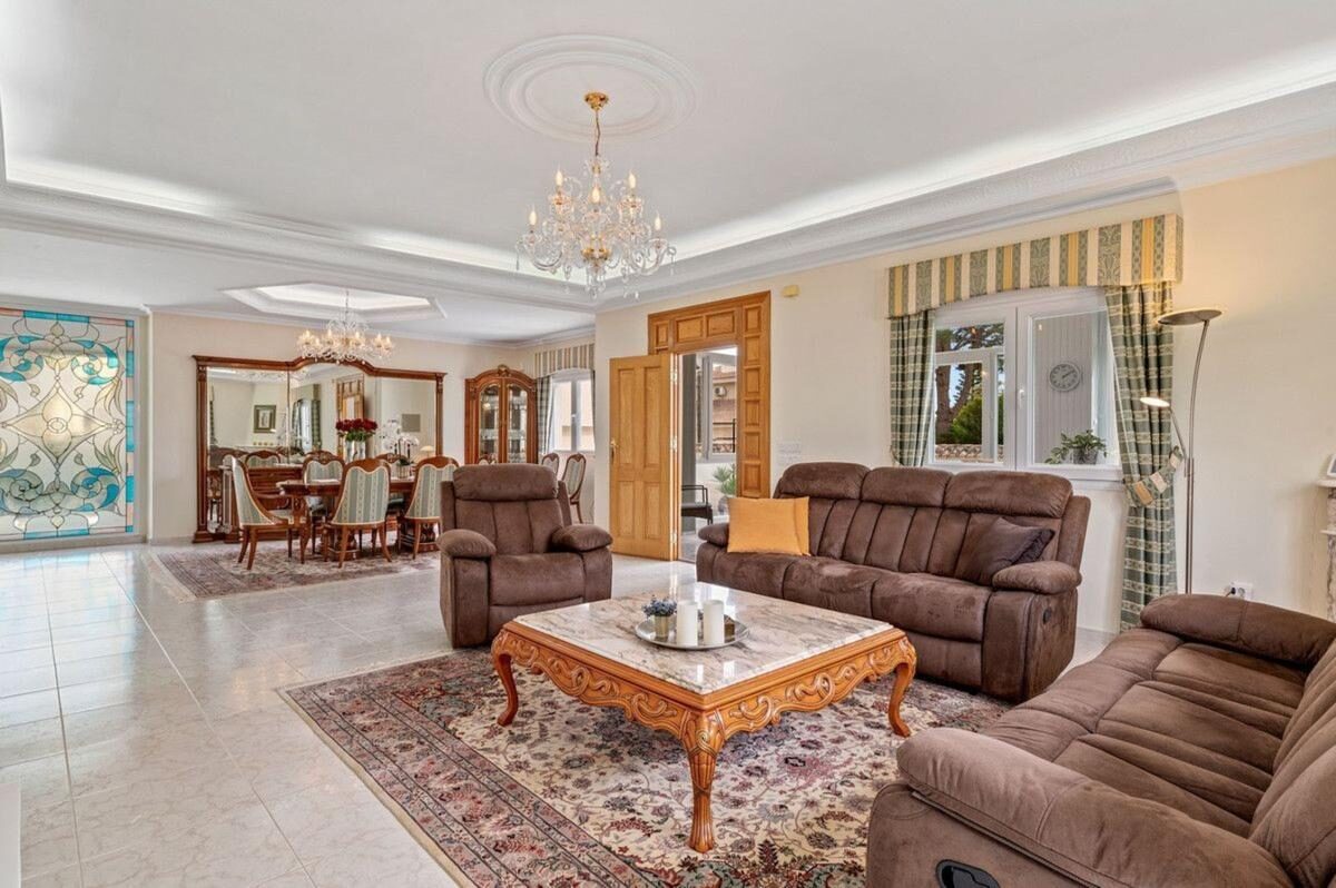 Вілла з 4 спальнями, 292м² в Рохалес, Іспанія [ID: 0152-617527]