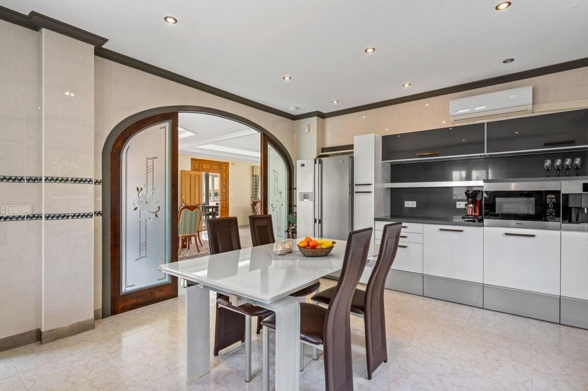 Вілла з 4 спальнями, 292м² в Рохалес, Іспанія [ID: 0152-617527]