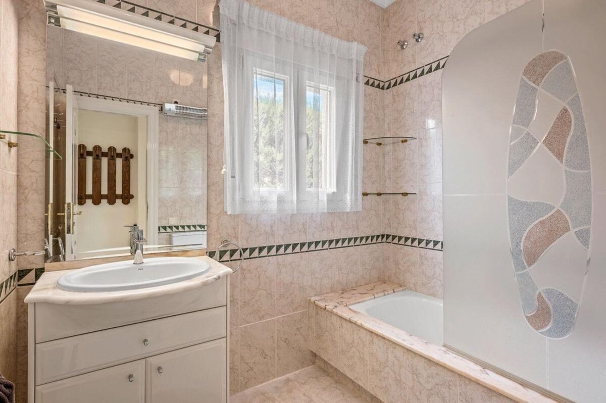 Вілла з 4 спальнями, 292м² в Рохалес, Іспанія [ID: 0152-617527]