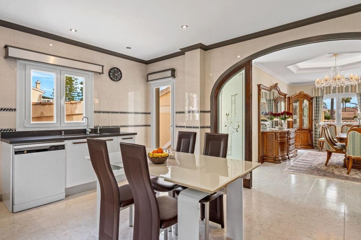 Вілла з 4 спальнями, 292м² в Рохалес, Іспанія [ID: 0152-617527]