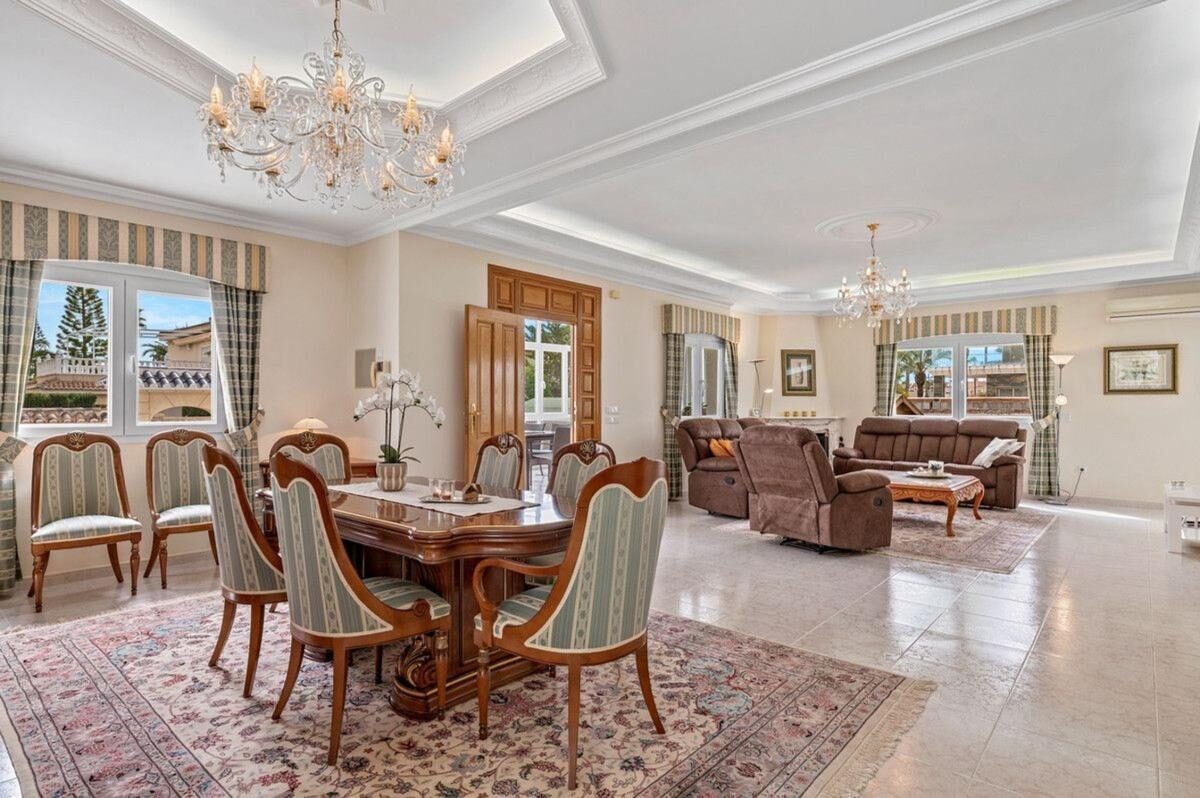 Вілла з 4 спальнями, 292м² в Рохалес, Іспанія [ID: 0152-617527]