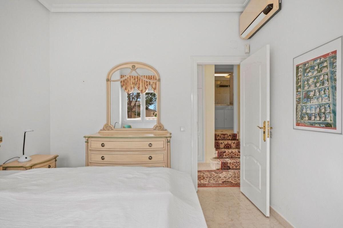 Вілла з 4 спальнями, 292м² в Рохалес, Іспанія [ID: 0152-617527]
