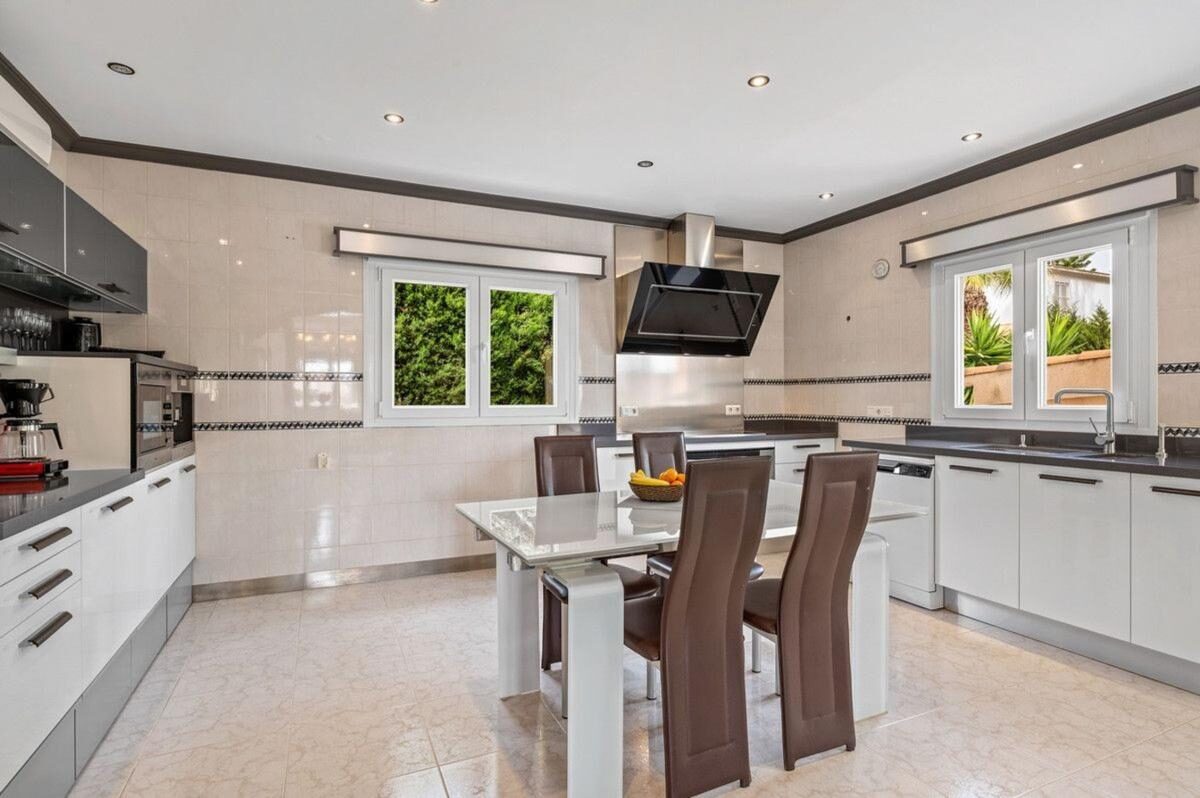 Вілла з 4 спальнями, 292м² в Рохалес, Іспанія [ID: 0152-617527]