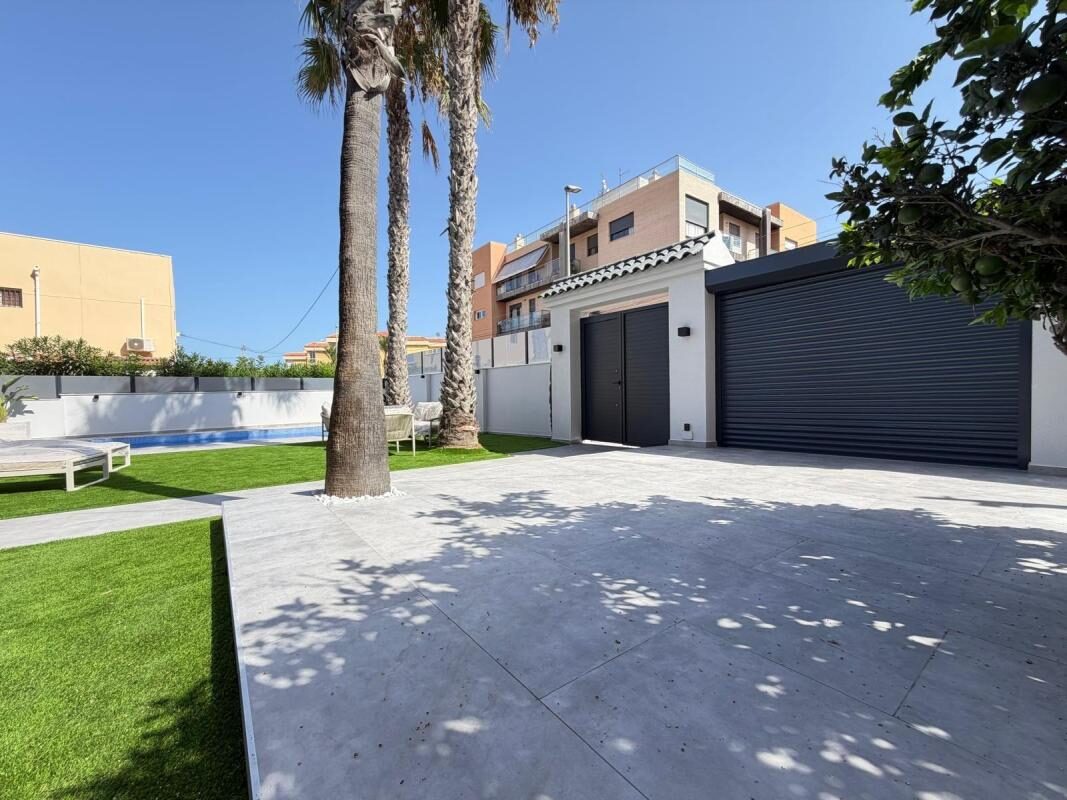 Willa z 4 sypialniami, 103m² w Torrevieja, Hiszpania [ID: 0152-604349]