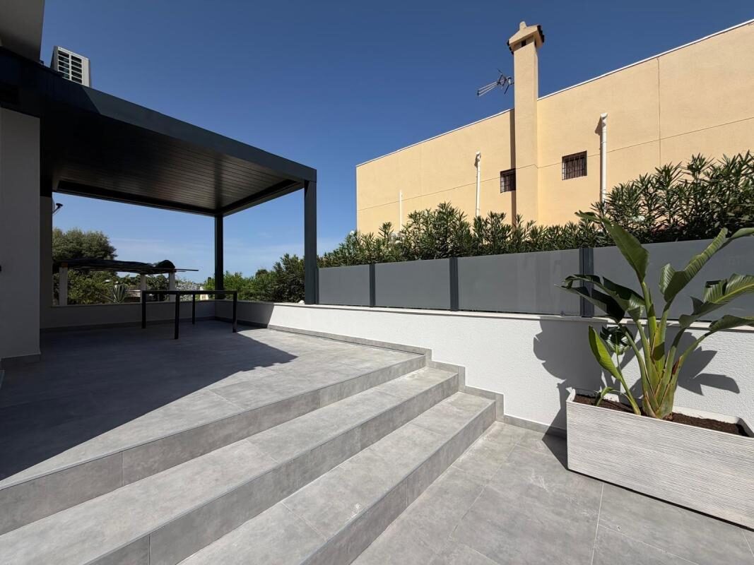 Willa z 4 sypialniami, 103m² w Torrevieja, Hiszpania [ID: 0152-604349]