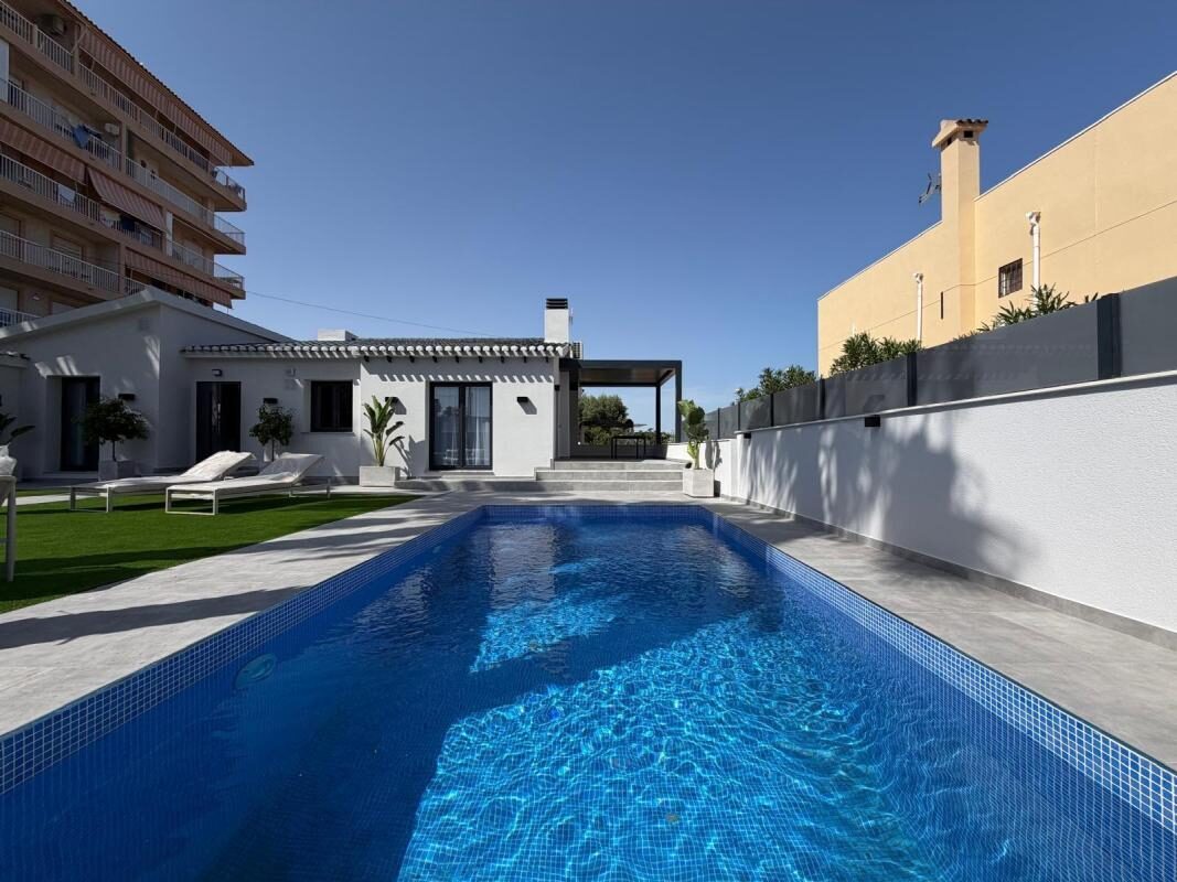 Willa z 4 sypialniami, 103m² w Torrevieja, Hiszpania [ID: 0152-604349]