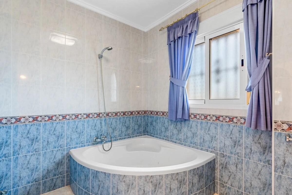 Вілла з 7 спальнями, 179м² в Рохалес, Іспанія [ID: 0152-515893]