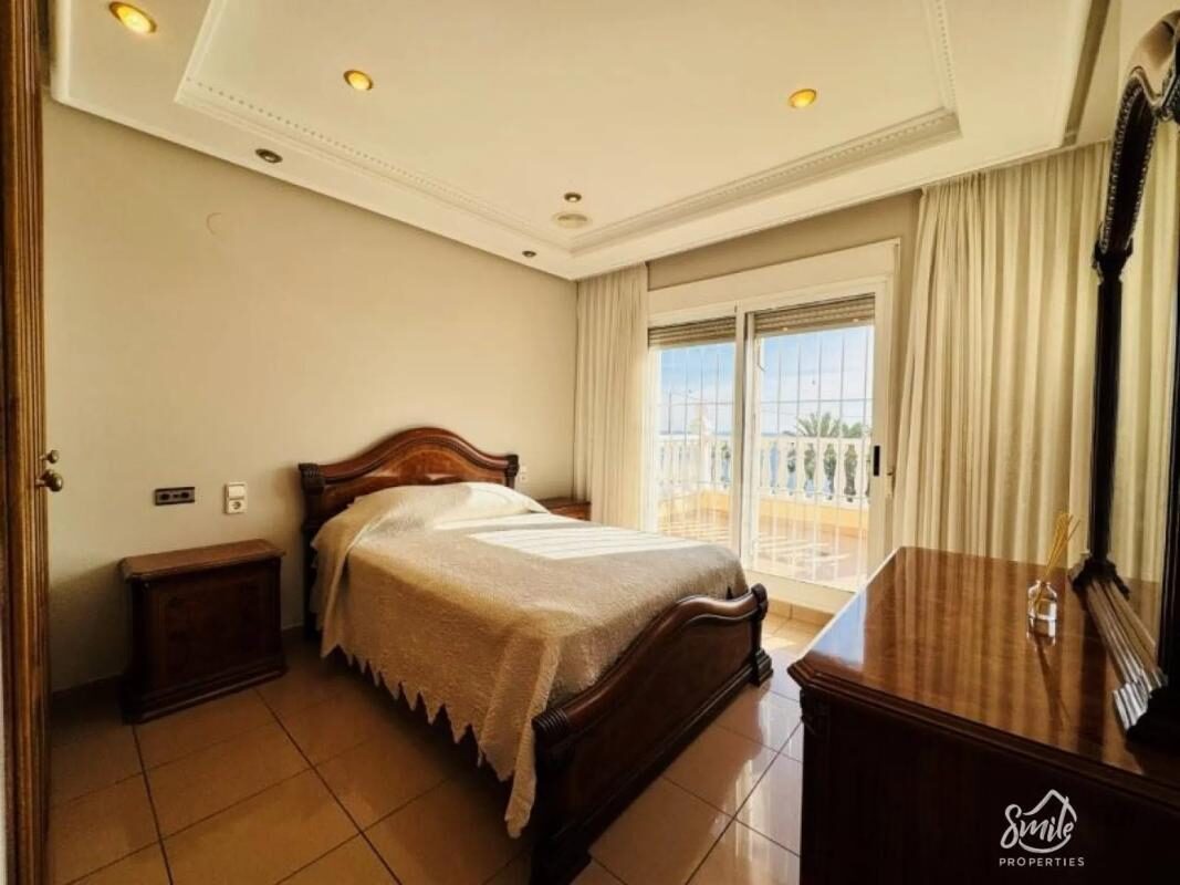 Villa with 5 bedrooms, 350m² in Torrevieja, Spain [ID: 0152-482037]