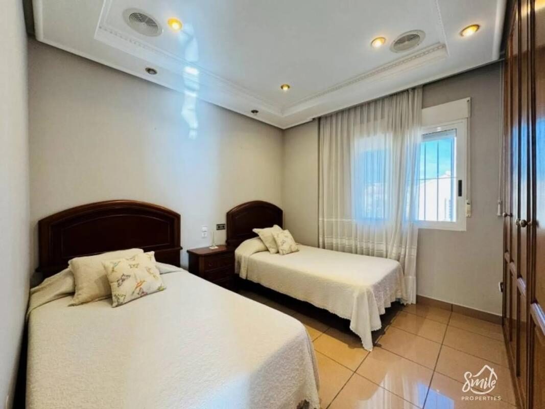 Villa with 5 bedrooms, 350m² in Torrevieja, Spain [ID: 0152-482037]