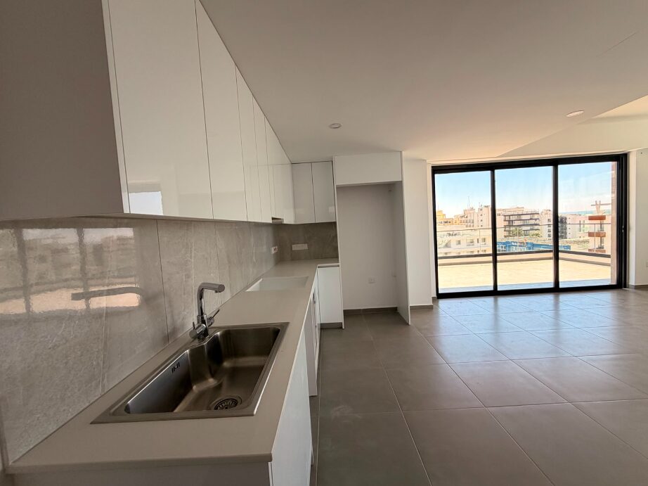 Квартира с 2 спальнями, 80.00м² в makenzy, Кипр [ID: 0602-1651]