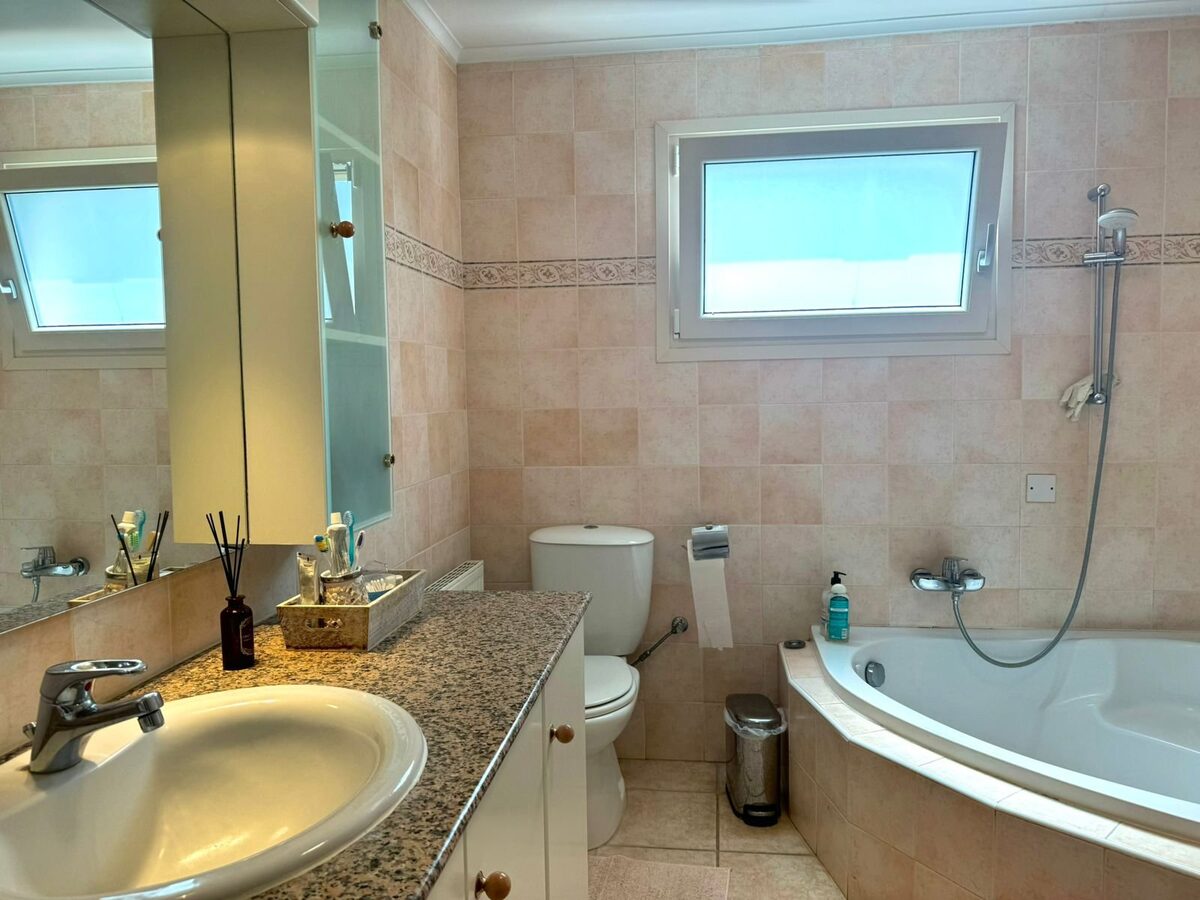 houses with 5 bedrooms in pyrgos, Cyprus [ID: 0602-231261]