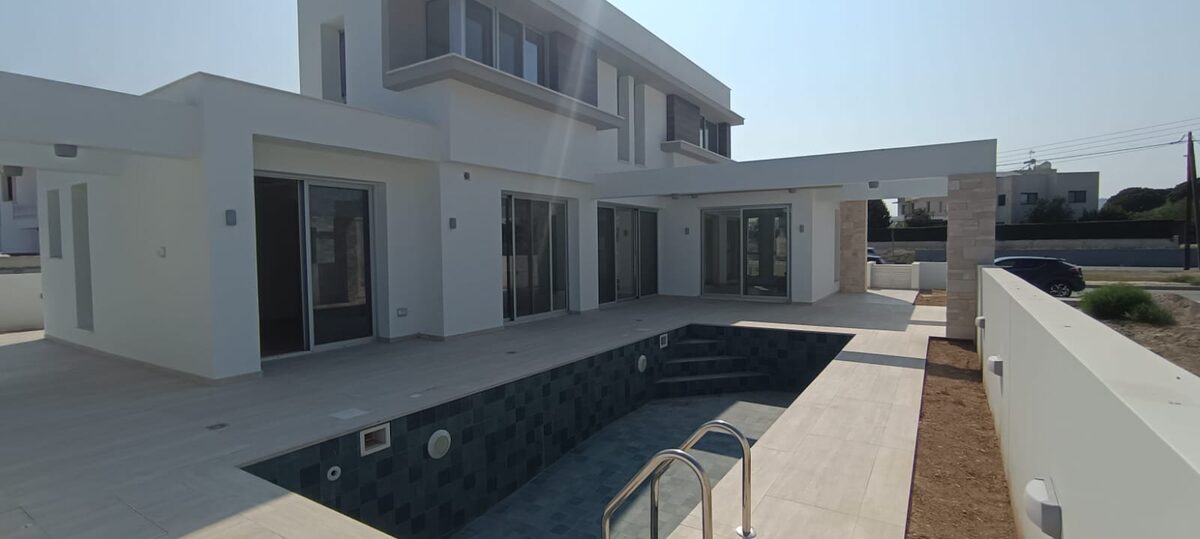 houses with 3 bedrooms in pyla, Cyprus [ID: 0602-237935]