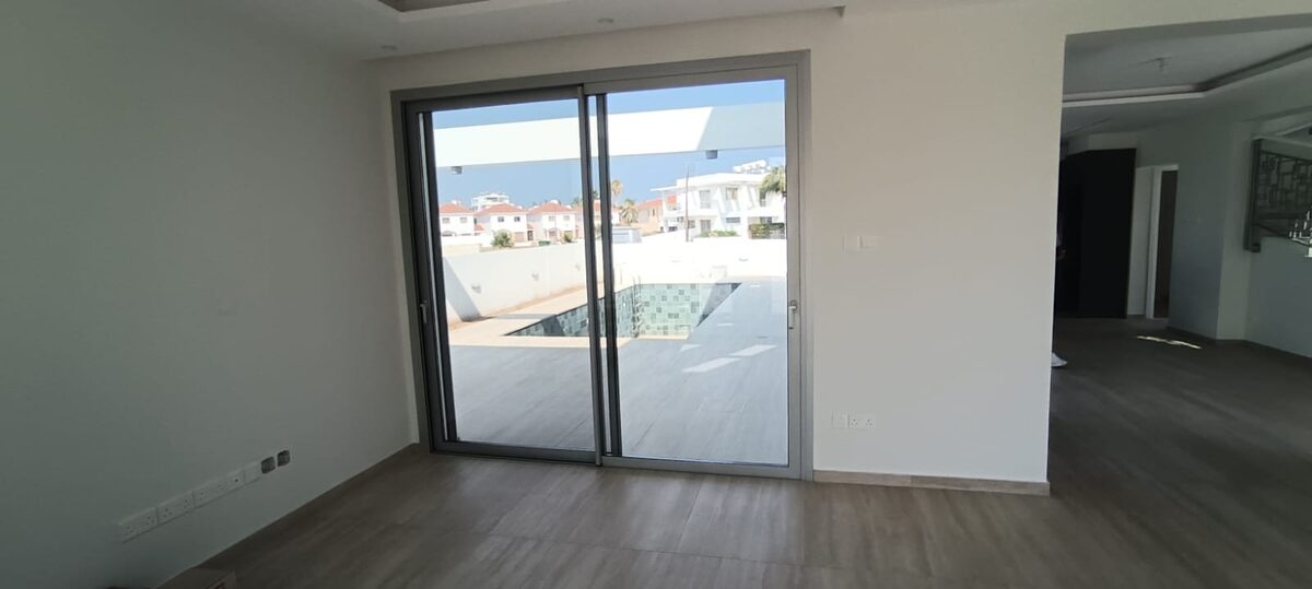 houses with 3 bedrooms in pyla, Cyprus [ID: 0602-237935]