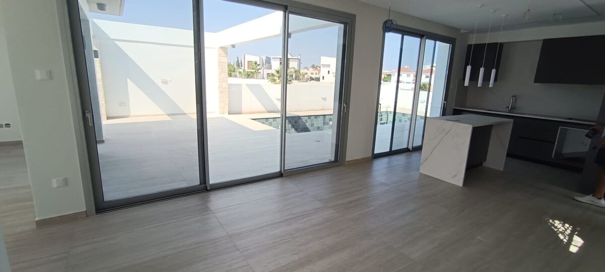 houses with 3 bedrooms in pyla, Cyprus [ID: 0602-237935]