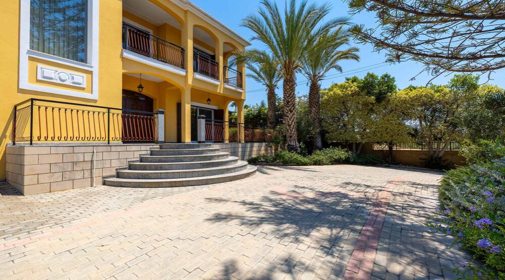 Villa with 4 bedrooms, 363.00m² in germasogeia, Cyprus [ID: 0602-240872]