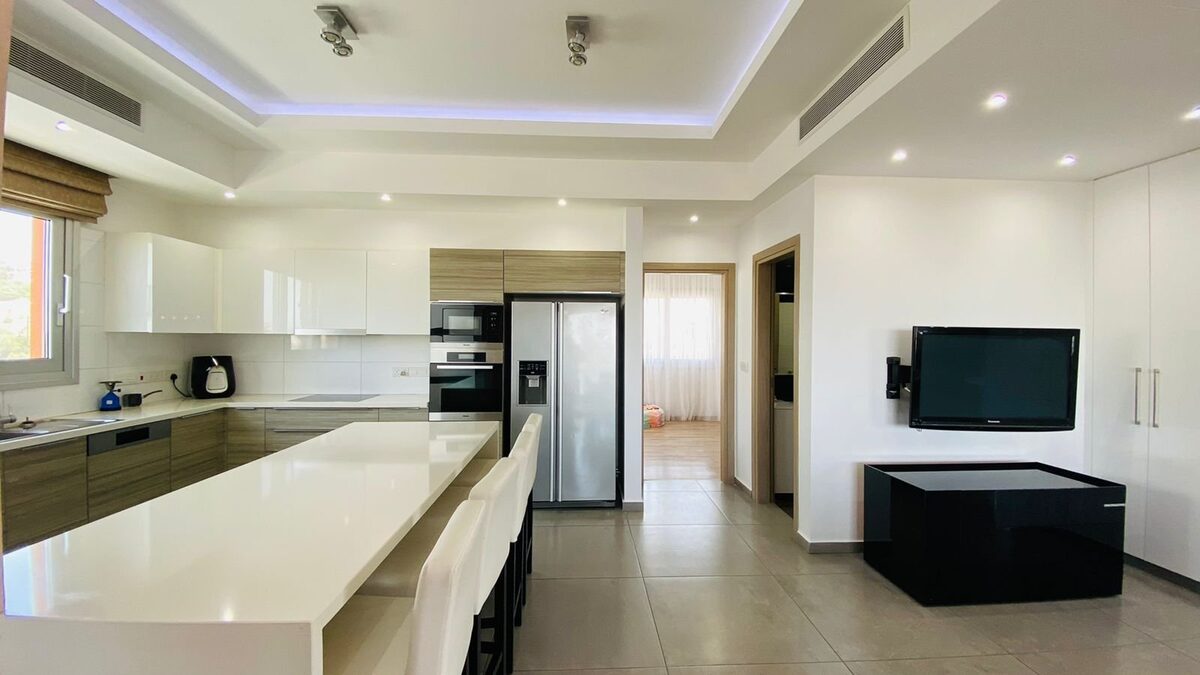 Penthouse with 4 bedrooms, 200.00m² in agios-tychon-tourist-area, Cyprus [ID: 0602-247521]