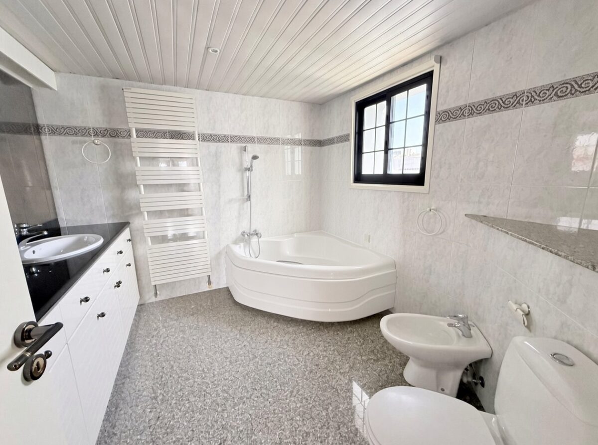 houses z 5 sypialniami, 360.00m² w polemidia-kato, Cypr [ID: 0602-248524]