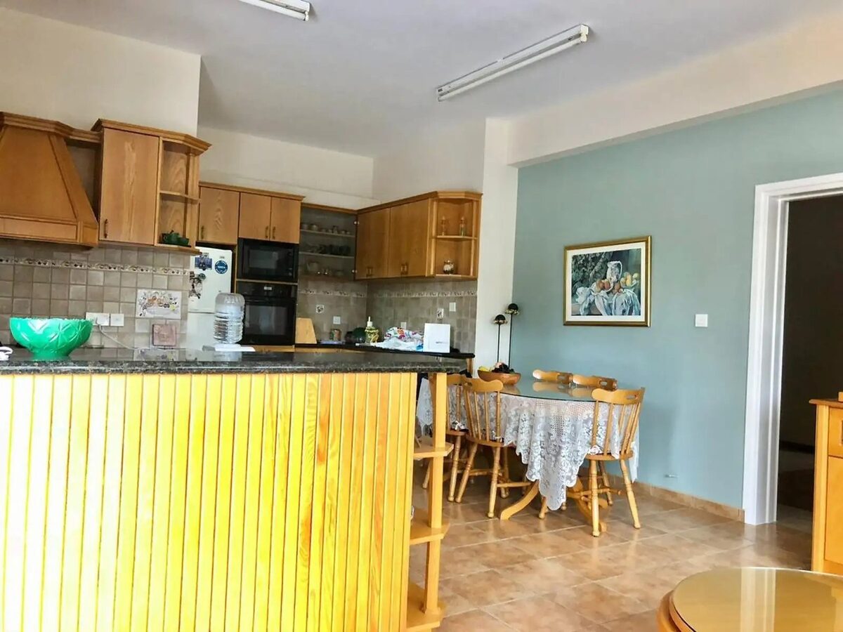 Villa with 4 bedrooms in episkopi, Cyprus [ID: 0602-248924]