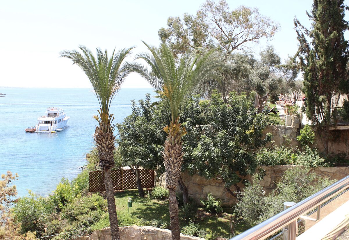 Villa with 4 bedrooms, 300.00m² in pegeia, Cyprus [ID: 0602-249018]