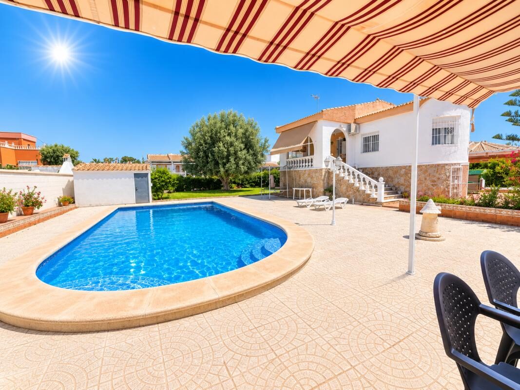 Willa z 5 sypialniami, 200m² w Torrevieja, Hiszpania [ID: 0152-635686]