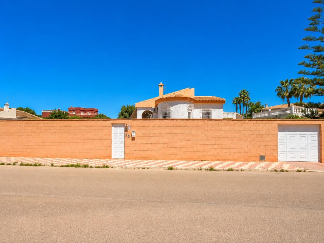 Willa z 5 sypialniami, 200m² w Torrevieja, Hiszpania [ID: 0152-635686]