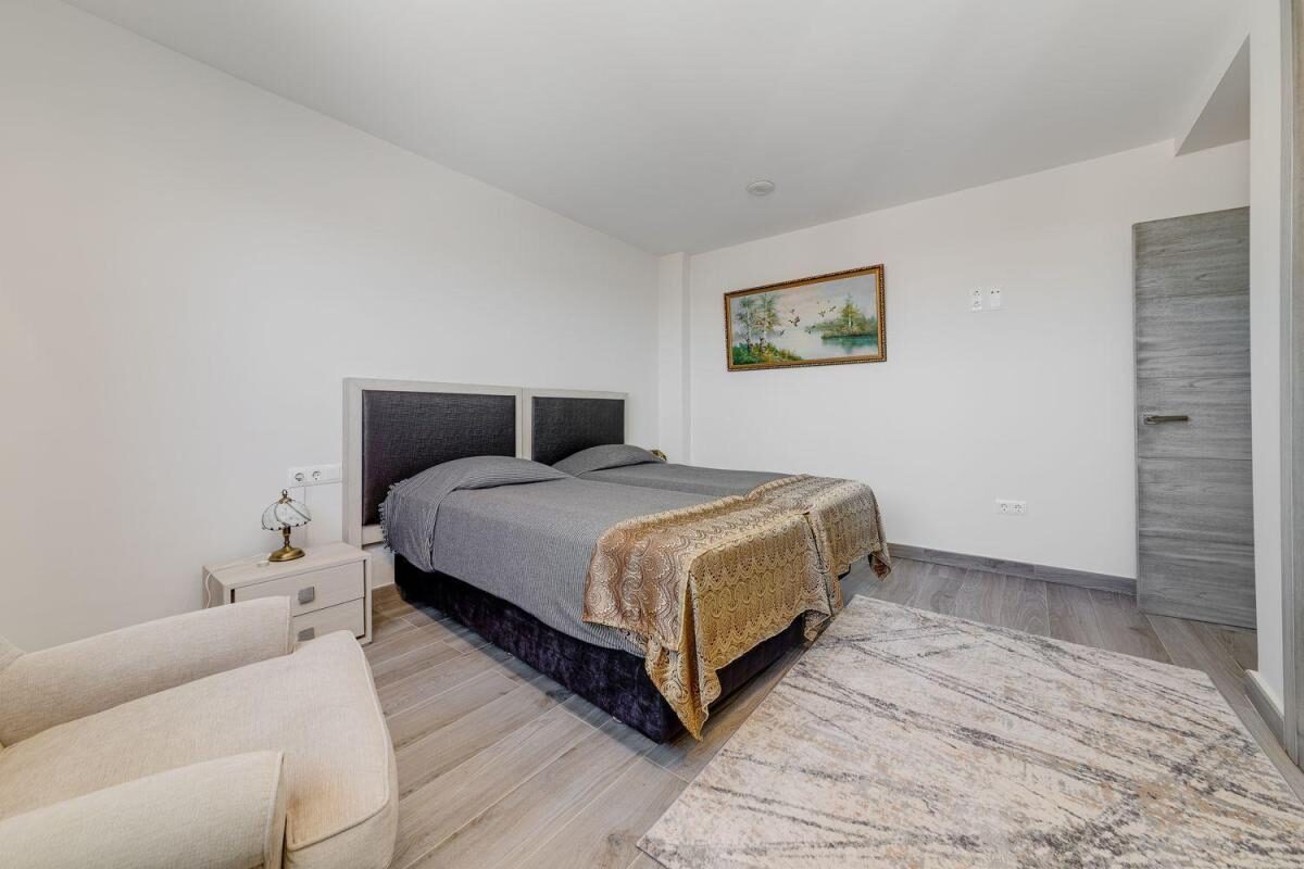 Willa z 3 sypialniami, 461m² w Torrevieja, Hiszpania [ID: 0152-635677]