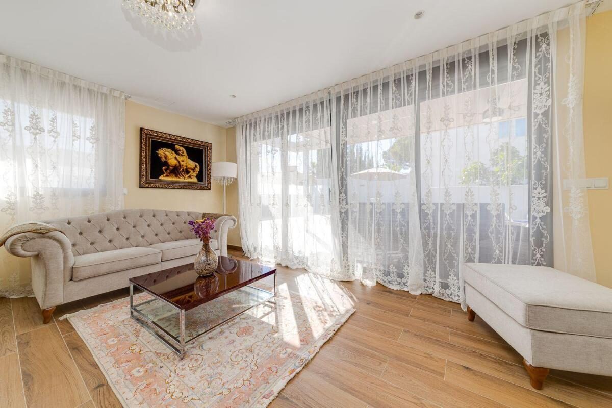 Willa z 3 sypialniami, 461m² w Torrevieja, Hiszpania [ID: 0152-635677]
