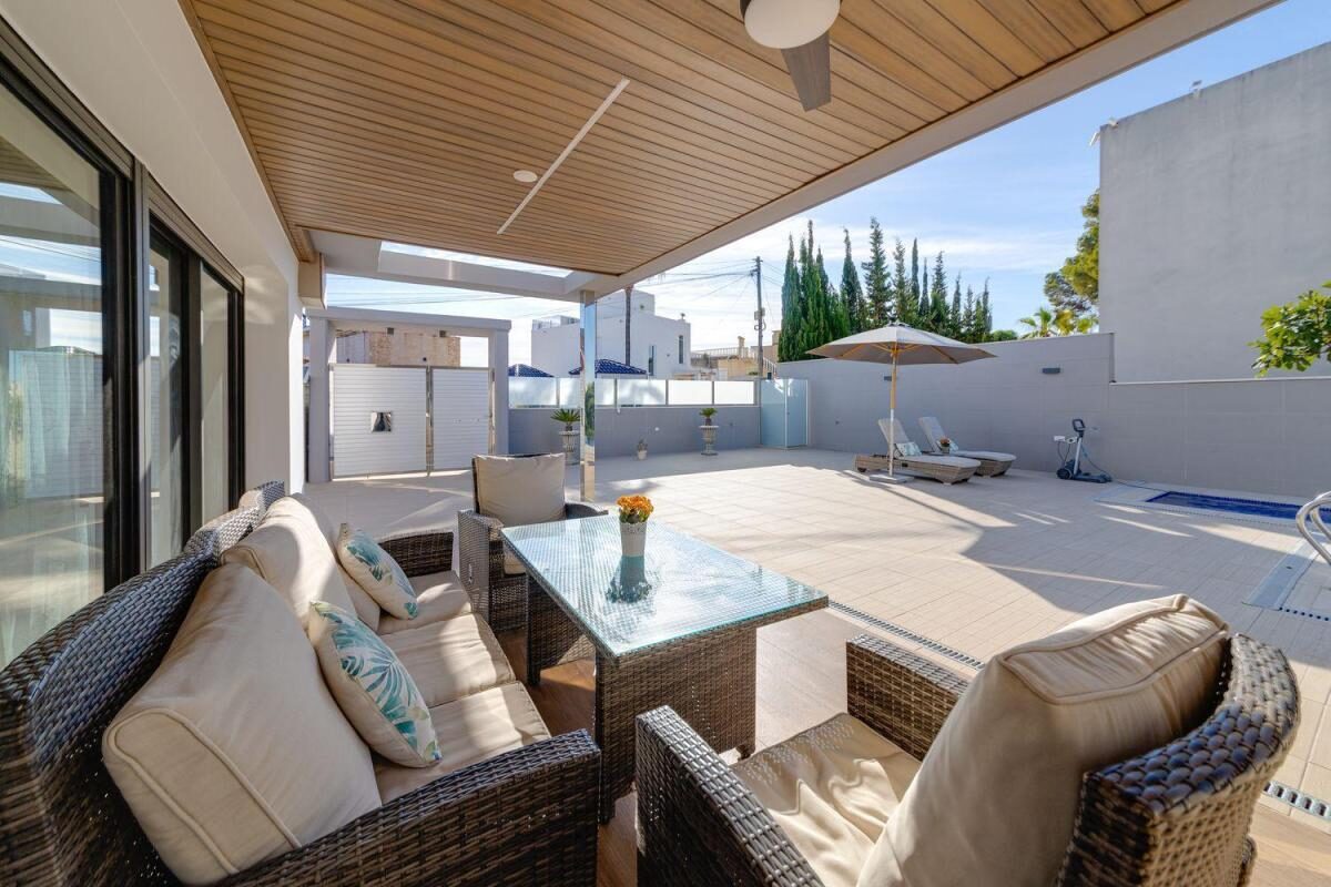 Willa z 3 sypialniami, 461m² w Torrevieja, Hiszpania [ID: 0152-635677]