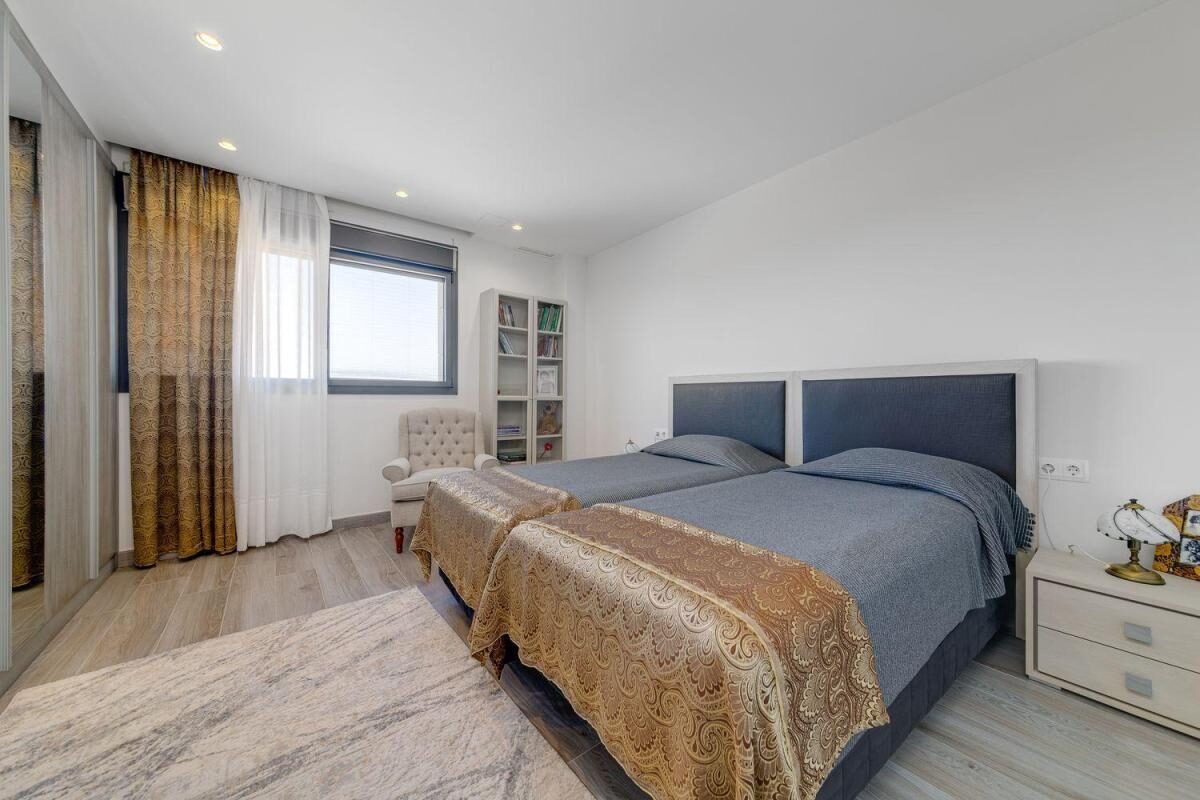 Willa z 3 sypialniami, 461m² w Torrevieja, Hiszpania [ID: 0152-635677]