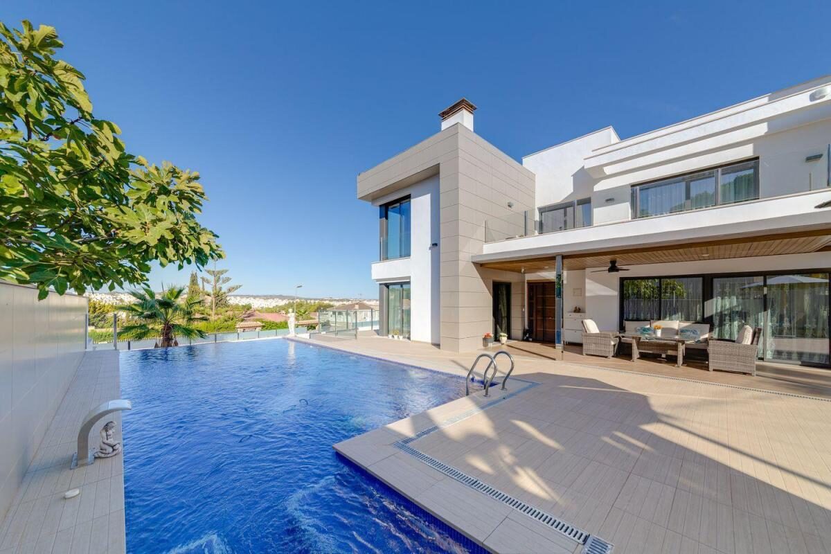 Willa z 3 sypialniami, 461m² w Torrevieja, Hiszpania [ID: 0152-635677]