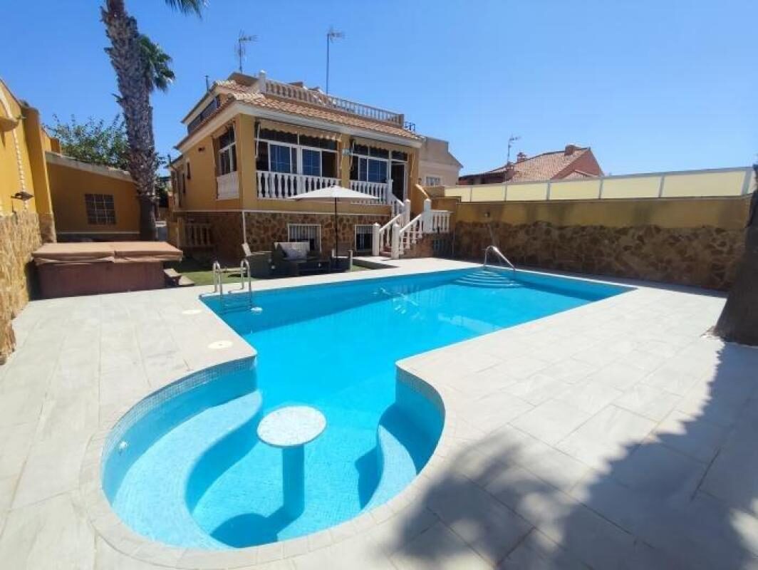 Willa z 6 sypialniami, 350m² w Torrevieja, Hiszpania [ID: 0152-605719]