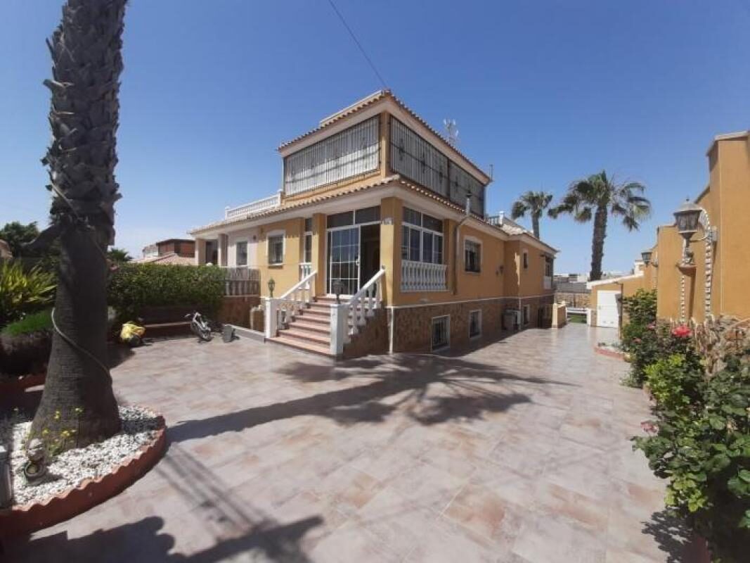Willa z 6 sypialniami, 350m² w Torrevieja, Hiszpania [ID: 0152-605719]