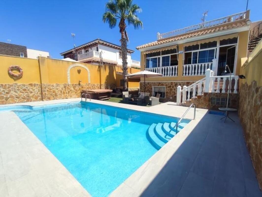Willa z 6 sypialniami, 350m² w Torrevieja, Hiszpania [ID: 0152-605719]