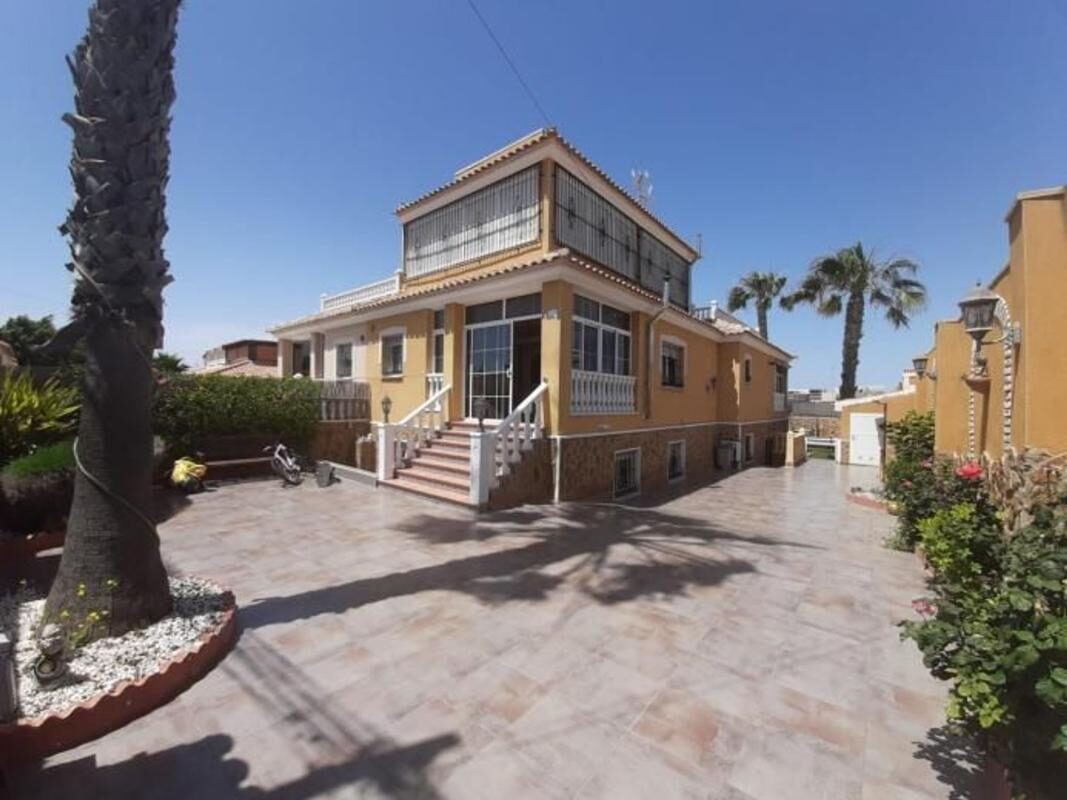 houses z 6 sypialniami, 350m² w Torrevieja, Hiszpania [ID: 0152-588218]