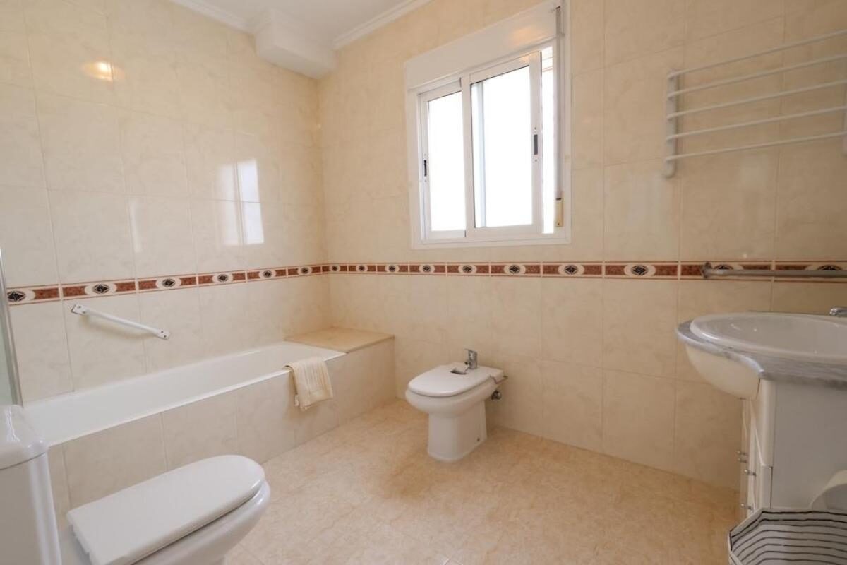 Таунхаус с 3 спальнями, 139м² в Рохалес, Испания [ID: 0152-645393]