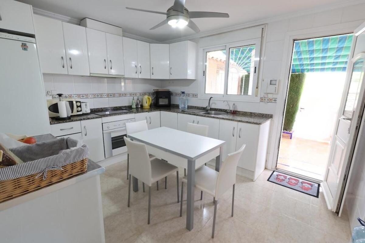 Таунхаус с 3 спальнями, 139м² в Рохалес, Испания [ID: 0152-645393]