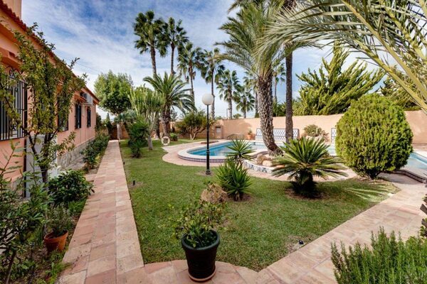 Villa in Torrevieja, Spain, 558m² - image 7