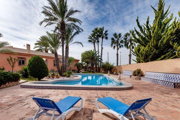 Villa in Torrevieja, Spain, 558m² - image 4