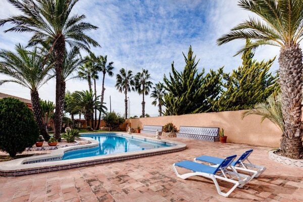 Villa in Torrevieja, Spain, 558m² - image 3