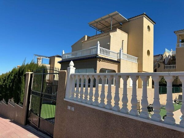 Villa in Torrevieja, Spain, 207m² - image 4