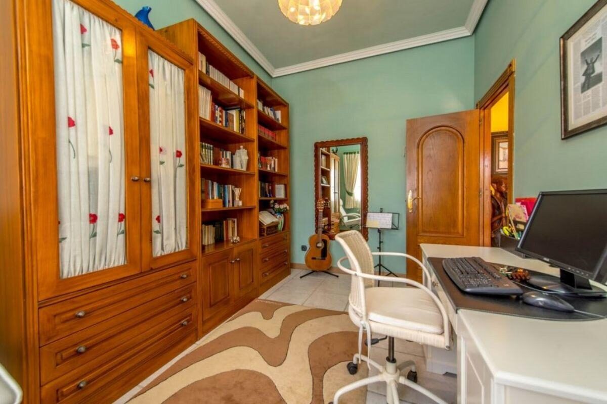 Вілла з 6 спальнями, 500м² в Торрев'єха, Іспанія [ID: 0152-619012]