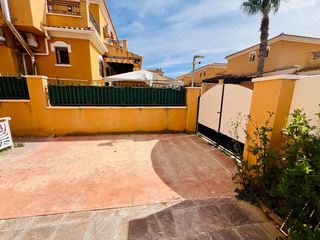Townhouse with 3 bedrooms, 108m² in Torrevieja, Spain [ID: 0152-618043]