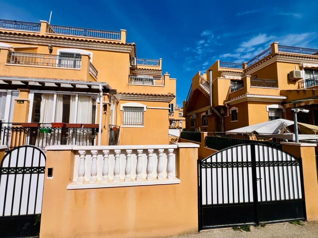 Townhouse with 3 bedrooms, 108m² in Torrevieja, Spain [ID: 0152-618043]