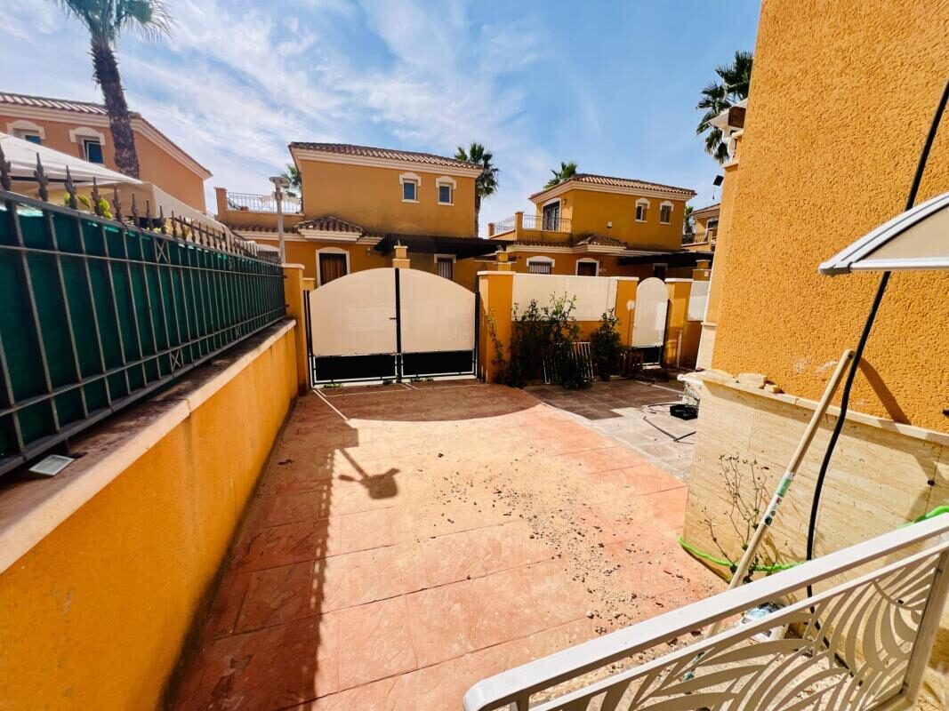 Townhouse with 3 bedrooms, 108m² in Torrevieja, Spain [ID: 0152-618043]