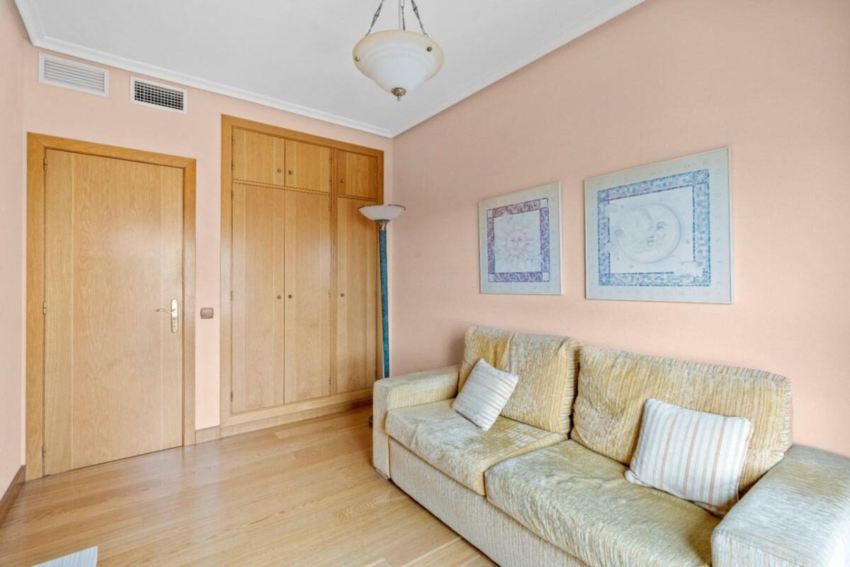 Apartments with 4 bedrooms, 265m² in Alicante, Spain [ID: 0152-590277]