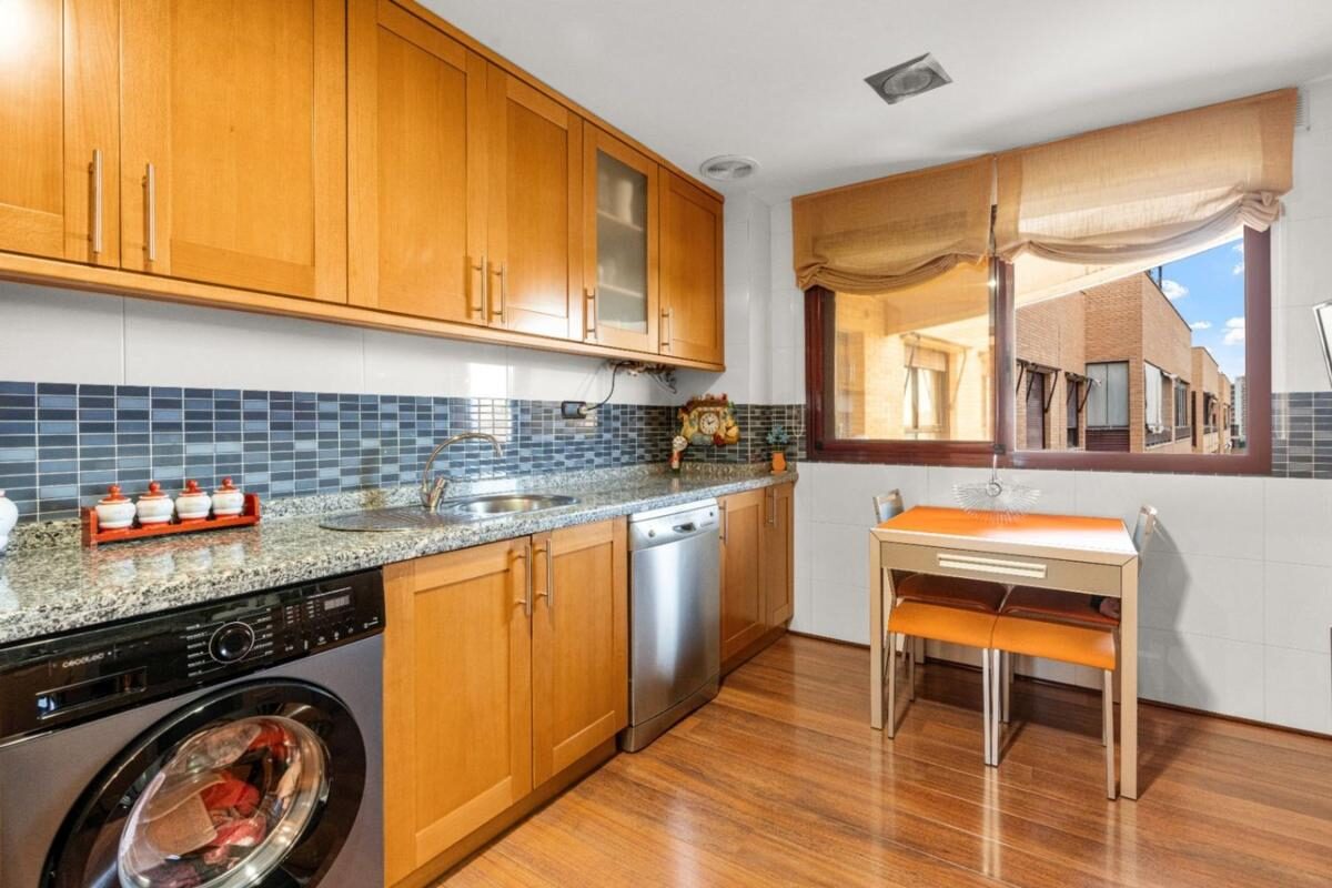 Apartments with 4 bedrooms, 265m² in Alicante, Spain [ID: 0152-590277]