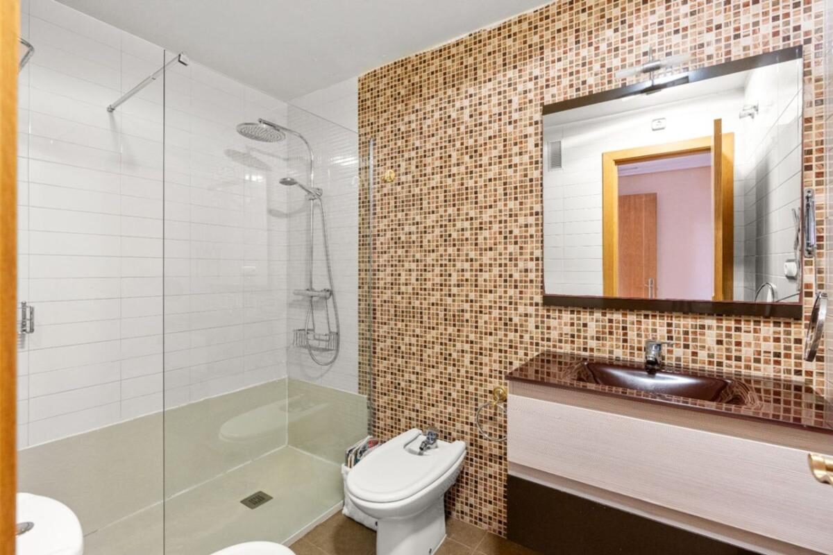 Apartments with 4 bedrooms, 265m² in Alicante, Spain [ID: 0152-590277]