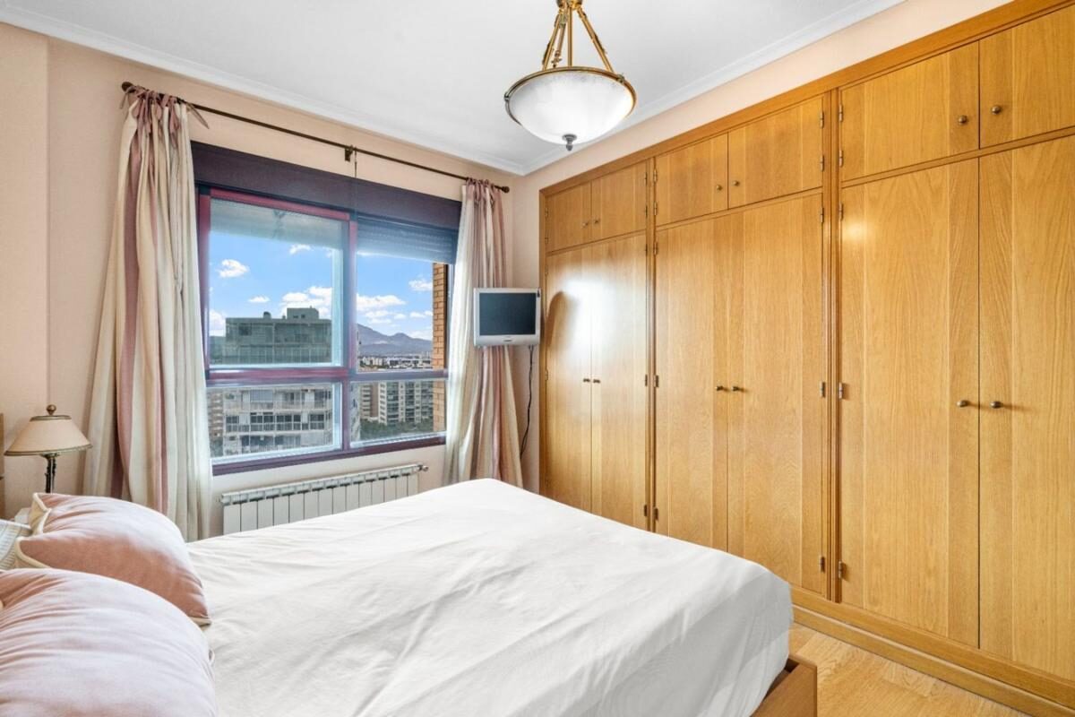 Apartments with 4 bedrooms, 265m² in Alicante, Spain [ID: 0152-590277]